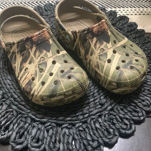 Camouflage crocs size J1